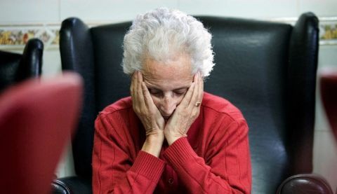 Una enferma de alzheimer descansa en la sala de estar de un centro de día. EFE/Domenech Castelló