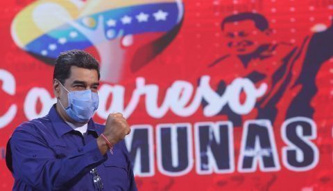 Fotografía cedida por prensa Miraflores que muestra al presidente de Venezuela, Nicolás Maduro, durante una alocución, hoy en Caracas (Venezuela).