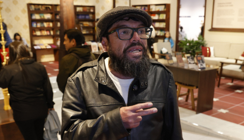 El actor Ubeimar Ríos durante un evento celebrado el pasado 25 de abril. Con solo una película en su haber y una limitada experiencia, el colombiano Ubeimar Ríos ha conseguido una nominación a los Premios Platino por su labor en 'Un poeta', un reconocimiento inesperado que representa más un comienzo que una consolidación, como reconoce en una entrevista con EFE. "Me llega finalizando mi profesión docente y, por qué no, empezando la profesión actoral", explicó Ríos en una entrevista que se desarrolló durante la Feria Internacional del Libro de Bogotá, rodeado de asistentes a la FILBo, que se aglomeraron a la espera de hacerse fotos con él al terminar la charla. EFE/ Mauricio Dueñas Castañeda