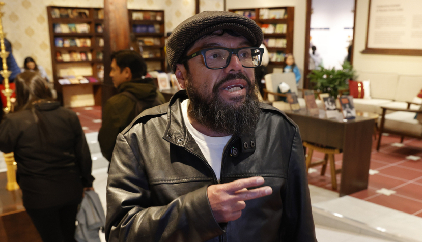 El actor Ubeimar Ríos durante un evento celebrado el pasado 25 de abril. Con solo una película en su haber y una limitada experiencia, el colombiano Ubeimar Ríos ha conseguido una nominación a los Premios Platino por su labor en 'Un poeta', un reconocimiento inesperado que representa más un comienzo que una consolidación, como reconoce en una entrevista con EFE. "Me llega finalizando mi profesión docente y, por qué no, empezando la profesión actoral", explicó Ríos en una entrevista que se desarrolló durante la Feria Internacional del Libro de Bogotá, rodeado de asistentes a la FILBo, que se aglomeraron a la espera de hacerse fotos con él al terminar la charla. EFE/ Mauricio Dueñas Castañeda