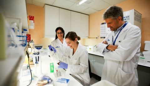 La jefe responsable del laboratorio de VIH del "Instituto de Recerca", Maria Jose Buzón (i), y el adjunto al servicio de enfermedades infecciosas Adriá Curran (d), junto a una colaboradora del laboratorio (en primer término). EFE/Enric Fontcuberta. 	   