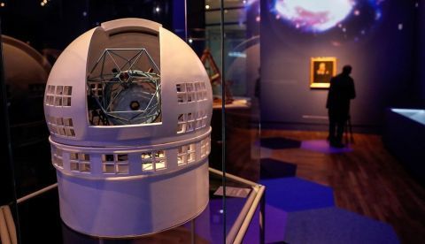 La Biblioteca Nacional presenta "Cosmos", una exposición que va de lo más general a lo más participar; una muestra que con documentos como los Códices Madrid de Leonardo Da Vinci acercará al gran público la ciencia, el universo y la naturaleza, además de poner de relieve el papel que "la Historia le ha negado a la mujer". EFE
