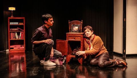 Fotografía cedida este miércoles por Bereniz Tello en la que se registró a los actores Attilia Boschetti (d) y Juanjo Espinoza (i), durante una escena de la obra de teatro "La Golondrina". EFE/Bereniz Tello