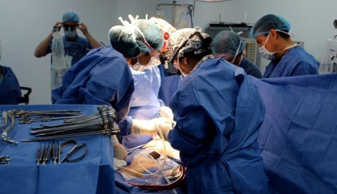 Fotografía cedida por la Fundación Cardiovascular de Colombia que muestra a un grupo de cirujanos mientras realizan una cirugía a la niña Carol Mariana Acosta este martes, en Bucaramanga (Colombia). EFE/Fundación Cardiovascular 	   