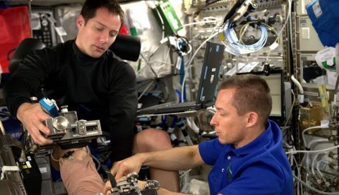 La astronauta de la ESA Samantha Cristoforetti montó y comprobó que MARES funcionaba según lo previsto, aunque no subió a 'la silla' para someterse a experimentos. Imagen ESA/NASA.
