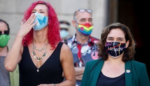 BARCELONA, 28/06/2020.- La alcaldesa de Barcelona, Ada Colau (d), preside la colgada del pendón del arcoíris con motivo del Día del Orgullo y Liberación LGTBI, este domingo enelbalcón del Ayuntamiento de la ciudad. EFE/Quique Garcia