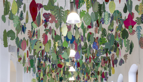 «Plantar el techo - Sabaia landatu» propone la escuela como espacio de arte contemporáneo