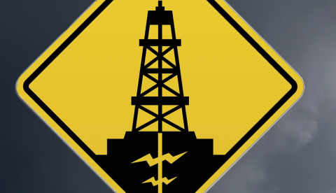  Señal con el símbolo de una torre extrayendo gas BreizhAtao/Shutterstock