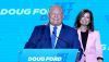 Le premier ministre de l'Ontario, Doug Ford, est rejoint sur scène par sa femme Karla, lors de son discours de victoire, le 2 juin 2022. Il a remporté les élections avec une majorité accrue. La Presse Canadienne/Nathan Denette