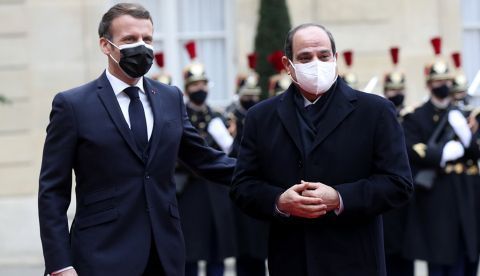 El presidente francés Emmanuel Macron, a la derecha, recibe al presidente egipcio Abdel Fattah el-Sisi en el Palacio Presidencial del Elíseo el 7 de diciembre de 2020 en París.