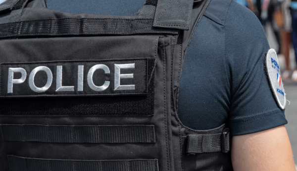 Pour nombre de policiers, ce métier est plus qu’un choix de profession, c’est un engagement fondé sur les principes de service public. HJBC/Shutterstock