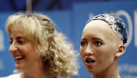 Sophia, la robot humanoide más avanzada del mundo, creada por Hanson Robotics, ha intervenido hoy ante los alumnos de la Universidad Pública de Navarra, donde ha contestado a numerosas preguntas y, sobre todo, ha formulado muchas de ellas a su entrevistador, lo que ha sorprendido a los asistentes a este acto. EFE
