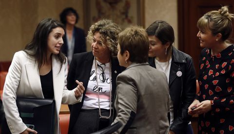 MADRID, 24/02/2020.- La ministra de Igualdad, Irene Montero (i) antes de comparecer a petición propia ante la Comisión de Igualdad del Congreso de los Diputados este lunes para explicar las principales líneas de actuación de su departamento. 24.2.2020.Congreso Comisión de Igualdad. EFE/Mariscal