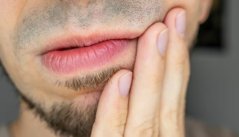  No hay pruebas de que el “aplastamiento óseo” logre alterar permanentemente el aspecto de la cara. Kyryk Ivan/ Shutterstock