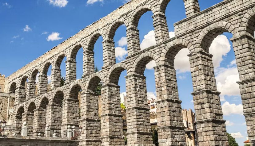 Acueducto romano en Segovia (España). Marques / Shutterstock