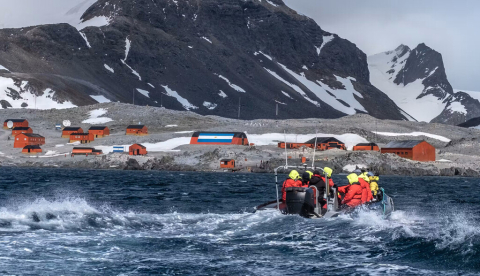 Una expedición llega a la base Esperanza, estación científica de Argentina en la Antártida. LouieLea/Shutterstock