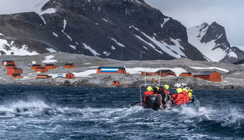 Una expedición llega a la base Esperanza, estación científica de Argentina en la Antártida. LouieLea/Shutterstock