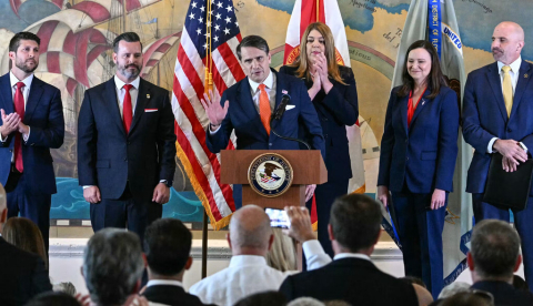 El fiscal general interino de Estados Unidos, Todd Blanche, anuncia la acusación formal contra el expresidente cubano Raúl Castro en Miami, Florida, el 20 de mayo de 2026. Chandan Khanna/AFP vía Getty Images