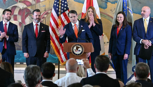 El fiscal general interino de Estados Unidos, Todd Blanche, anuncia la acusación formal contra el expresidente cubano Raúl Castro en Miami, Florida, el 20 de mayo de 2026. Chandan Khanna/AFP vía Getty Images