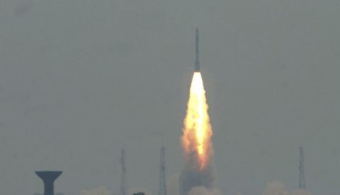 Imagen de archivo de un cohete indio despegando del centro espacial Satish Dhawan en Sriharikota (India). EFE/Archivo 