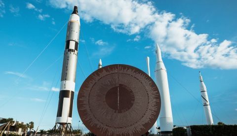 Fotografía sin fecha cedida por Virgin Galactic donde se muestra una escultura de metal titulada "En los hombros de gigantes", en la que aparecen inscritos todos los hitos de la carrera aérea y espacial, que el jefe comercial de Virgin Galactic, Stephen Attenborough, entregó como regalo de cumpleaños a su amigo el empresario británico Richard Branson. EFE/Virgin Galactic 	   