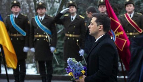 El presidente de Ucrania, Volodymyr Zelensky en la ceremonia de homenaje a los Héroes de Kruty en Kiev. Foto cortesía de la Presidencia de Ucrania.
