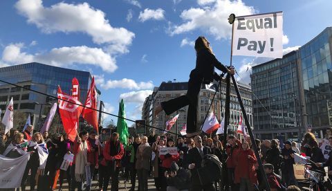 Una equilibrista cruza una cuerda suspendida a dos metros del suelo durante una protesta convocada por la Confederación Europea de Sindicatos (ETUC) frente a la sede de la Comisión Europea (CE), este pasado 25 de febrero de 2020 en Bruselas (Belgica), donde han exigido una legislación comunitaria que garantice la igualdad salarial entre hombres y mujeres en toda la Unión Europea.