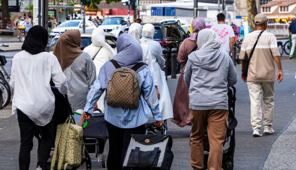 Cómo el partido de extrema derecha alemán AfD está cortejando a los votantes a los que promete deportar