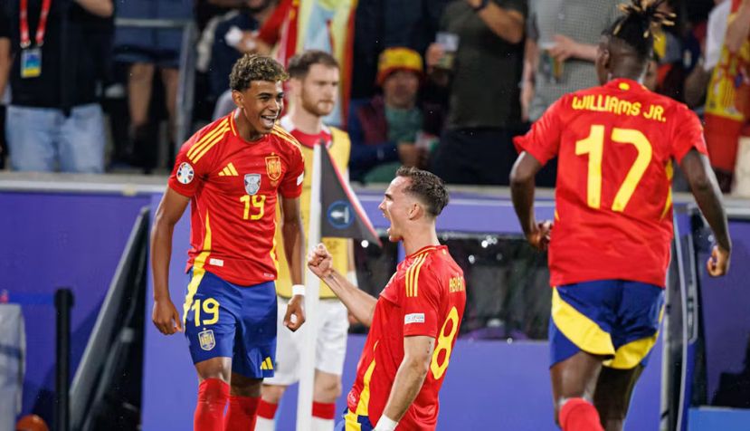 Los jugadores Fabian Ruiz, Lamine Yamal y Nico Williams celebran un gol en el partido del 30 de junio entre España y Georgia. Maciej Rogowski Photo/Shutterstock
