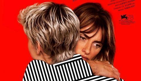 Penélope Cruz abraza a Milena Smith en el nuevo cartel de "Madres paralelas"