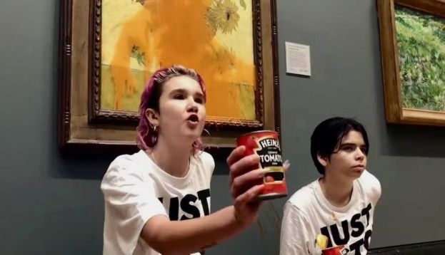 Aksi dua aktivis Just Stop Oil di depan lukisan Van Gogh. (Just Stop Oil)