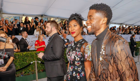 Taylor Simone Ledward acompaña a Chadwick Boseman a la 25ª edición de los Premios del Sindicato de Actores en 2019. Al Seib/Los Angeles Times vía Getty Images