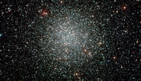 Fotografía facilitada por la European Southern Observatory que muestra una composición de color del cúmulo globular NGC 3201, obtenida con el instrumento WFI, instalado en el Telescopio de 2,2 metros ESO/MPG, en La Silla, por un equipo de astrónomos que ha descubierto por primera vez un agujero negro dentro de un cúmulo globular de estrellas. EFE