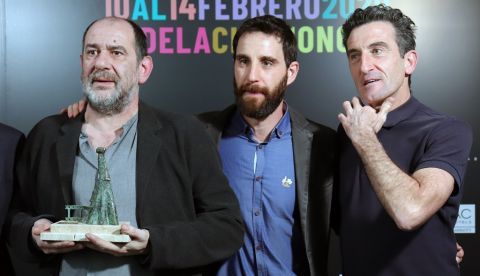 El actor Karra Elejalde, junto a los actores Dani Rovira (c) y Luis Zahera (d), ha sido homenajeado este viernes en Tudela con la entrega del premio Castildetierra dentro de la clausura de la XXVI Muestra de Cine Español de Tudela. EFE / Mikel Arilla.