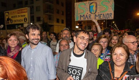 CARTAGENA (MURCIA), 30/10/2019.- El fundador de Podemos Juan Carlos Monedero (c), acompañado por el candidato número por Murcia al Congreso en las próximas elecciones Javier Sánchez (2i), asisten a la marcha en la que unas 55 000 personas, según la Policía Local y la Nacional de Cartagena (Murcia), se manifiestan a esta hora por sus calles convocadas por vecinos y ecologistas para pedir la recuperación ambiental del Mar Menor tras la muerte de toneladas de peces el 12 de octubre por falta de oxígeno en el agua. EFE/ Marcial Guillén