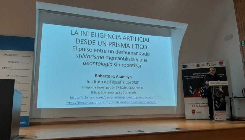 Roberto R. Aramayo dictando su conferencia de clausura de las jornadas que tuvieron lugar en el Hospital Puerta de Hierro Majadahonda (foto de Concha Roldán)
