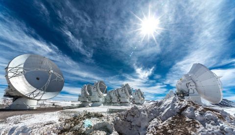 Imagen cedida por el Atacama Large Millimeter/submillimeter Array, de algunas de las 66 antenas que componen el telescopio ALMA ubicado en el desierto de Atacama, en el norte de Chile. Un grupo de astrónomos de diversos países descubrieron las huellas dejadas en sus procesos de formación por planetas que orbitan estrellas distantes, mediante el radiotelescopio ALMA (Atacama Large Millimeter/submillimeter Array), que desde el norte de Chile estudia el Universo. EFE/Fotografía cedida por ALMA (ESO/NAOJ/NRAO)