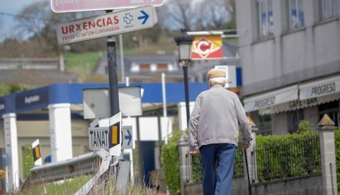 Un anciano camina delante de las urgencias de un hospital. EFE/eliseo trigo