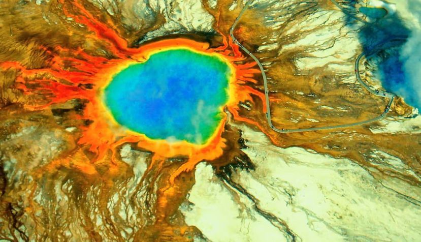 Grand Prismatic Spring en el parque nacional Yellowstone, la mayor fuente de aguas termales de los Estados Unidos. Shutterstock / Suzanne Pratt