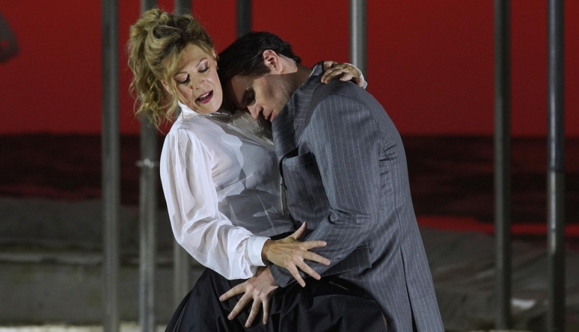 Nicola Luisotti y Puccini brillan en una “Manon” pasteurizada