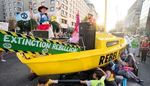 Washington (Estados Unidos), 23/09/2019.- Los activistas con DC Climate Strike usan un bote para bloquear el tráfico en la calle K para llamar la atención sobre la crisis climática en Washington, DC, EE. UU., 23 de septiembre de 2019. Sus acciones se producen el el mismo día de la Cumbre de las Naciones Unidas sobre el clima, a la que el presidente Trump anunció que no asistiría, en la ciudad de Nueva York. (Protestas, Estados Unidos, Nueva York) EFE / EPA / JIM LO SCALZO