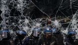 Affrontements entre forces de l'ordre à Lyon, repliés devant une vitrine cassée et manifestants lors du défilé du 1er mai. Jeff Pachoud/AFP
