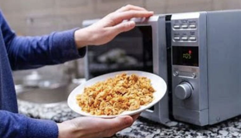 No, recalentar la comida no nos está matando