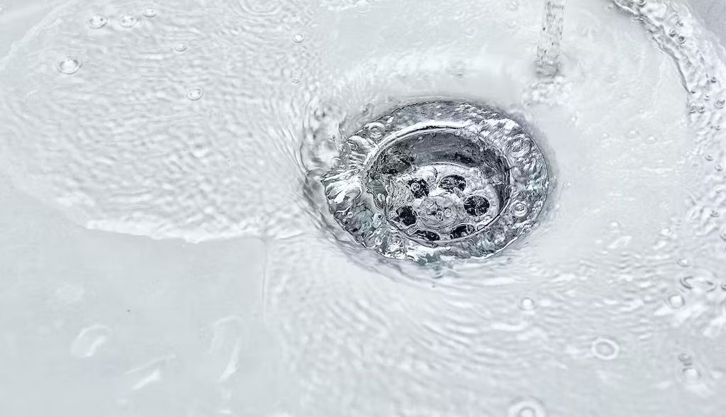 ¿El agua del lavamanos gira en un sentido u otro según el hemisferio en el que estemos? Desmontamos el efecto Coriolis en el baño