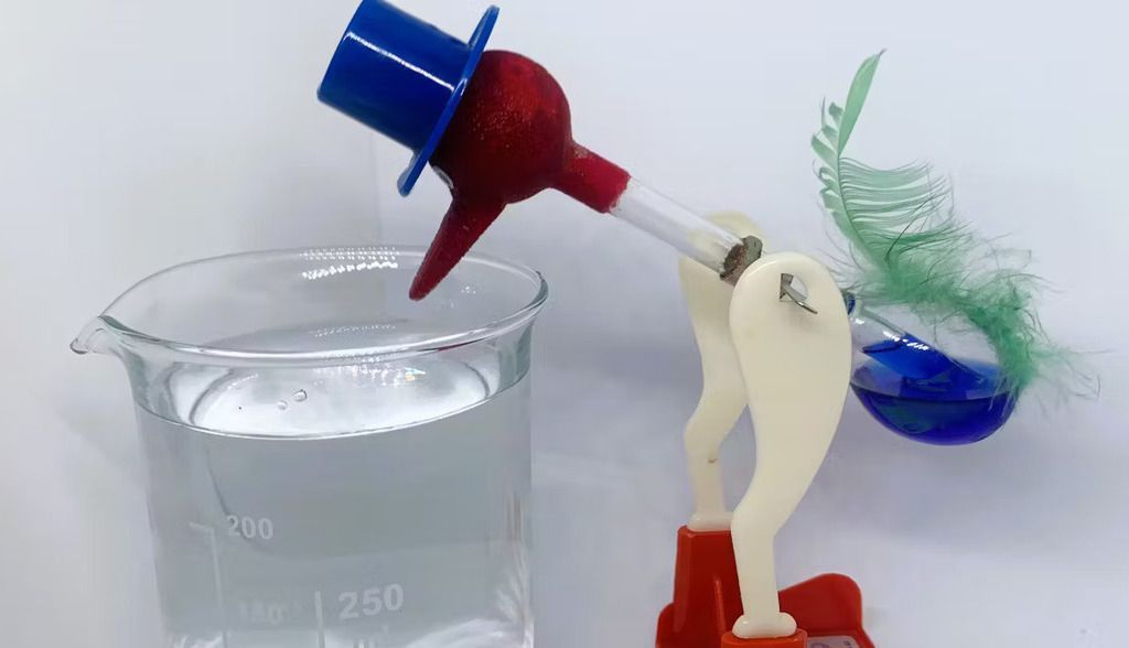 ¿Qué pasaría si el pajarito bebedor se tomara un whisky?