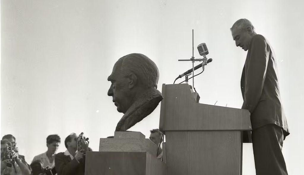 Quién salva a Oppenheimer: el brillante científico que protagonizó el horror nuclear