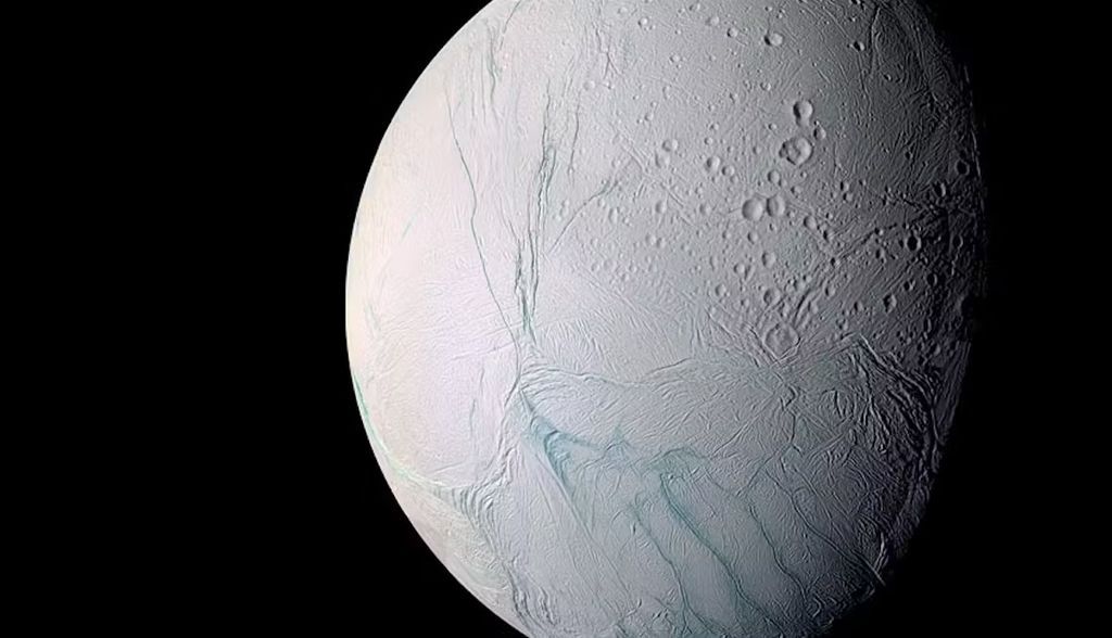 Qué sabemos realmente de la vida y la habitabilidad en Encelado, la luna de Saturno