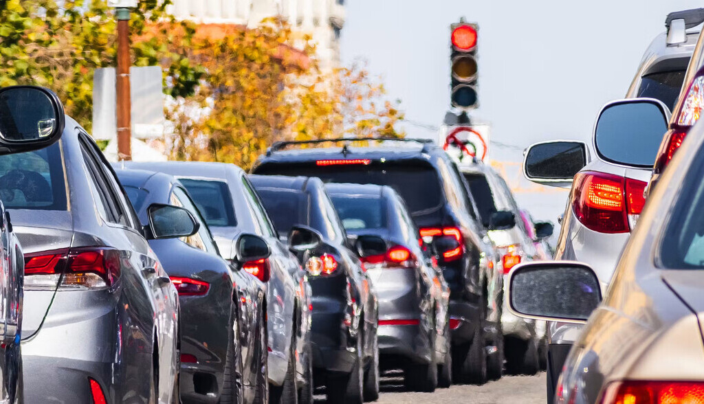 Así aumentan la contaminación urbana los semáforos mal gestionados