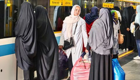Mujeres en el metro de Teherán. Grigvovan/Shutterstock