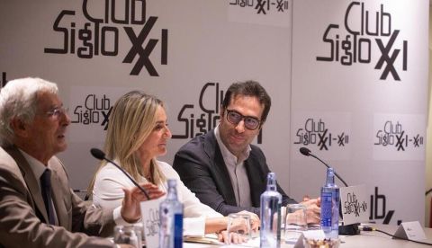 La ministra de Educación y Formación Profesional y Deportes, Milagros Tolón, junto al vicepresidente primero y ministro de Economía, Comercio y Empresa, Carlos Cuerpo, en el Club Siglo XXI. / © lamoncloa.gob.es. Ministerio de la Presidencia.